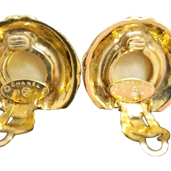 CHANEL Elegant CLIP ON EARRINGS - Picture 3 of 3